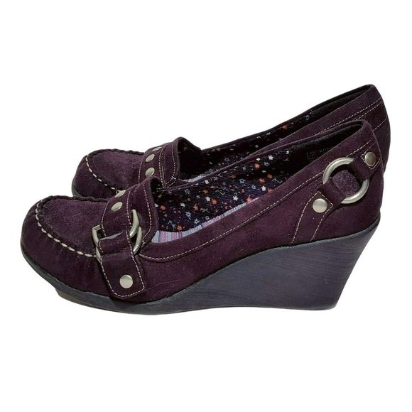 Red Camel 7.5M Wedge Heel Black Faux Suede with Silver Buckles and Brads - Picture 3 of 9